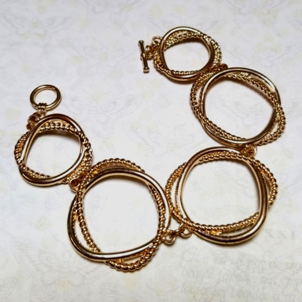 Vintage 1970s Goldtone Intertwined Circles Rope Design Toggle Clasp Bracelet - Picture 5 of 11